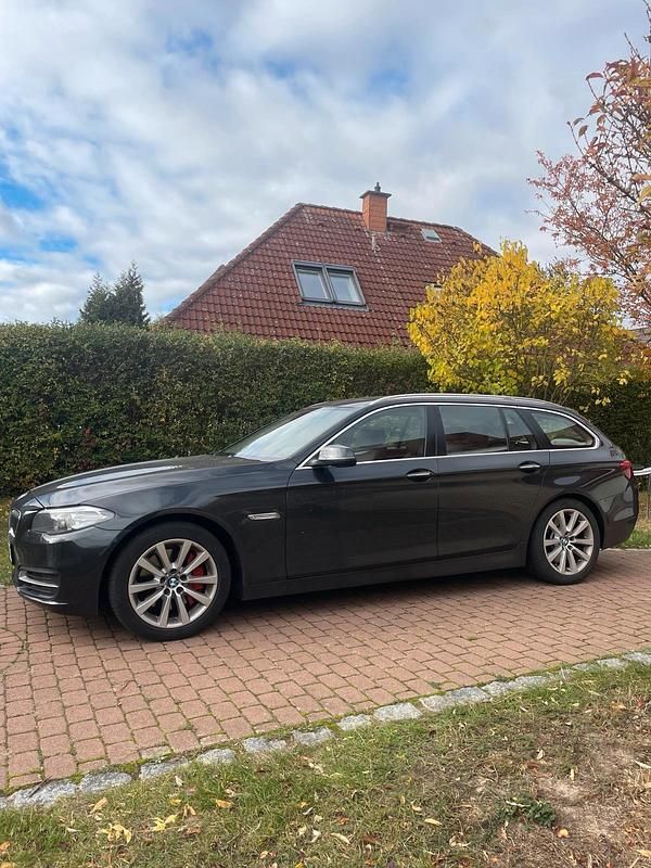Grau Gebraucht 2015 BMW 530 Comfort Edition Kombi | 15.700 € (Superpreis) - Bild 1/4