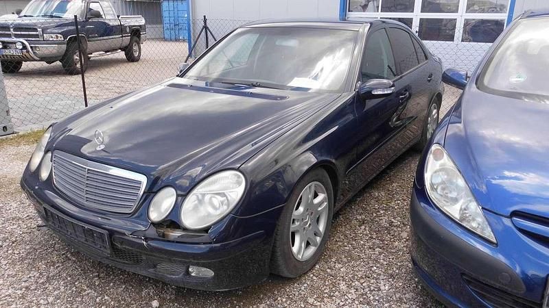 Blau Gebraucht 2003 Mercedes E220 Limousine | 2.000 € (Superpreis) - Bild 1/4