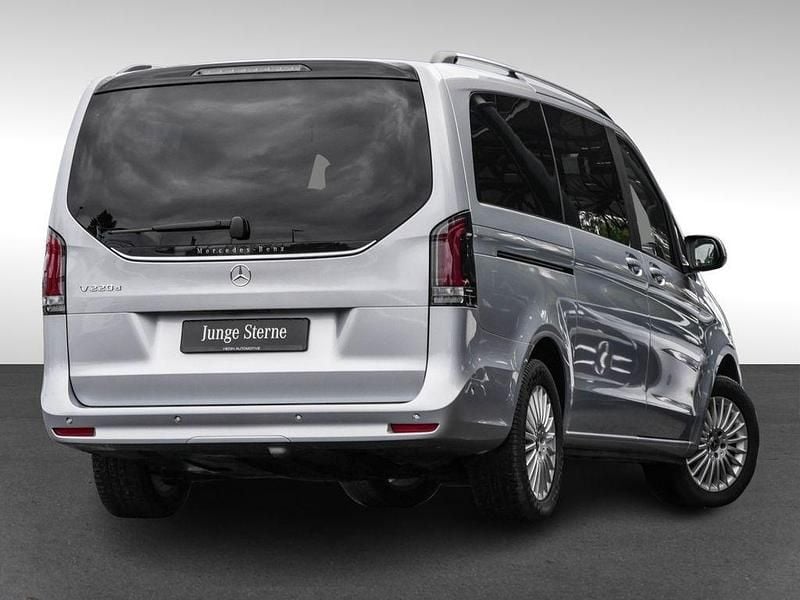 Gebraucht Mercedes V220 Style 163 PS (119 kW) 2024 Silber Van / Kleinbus