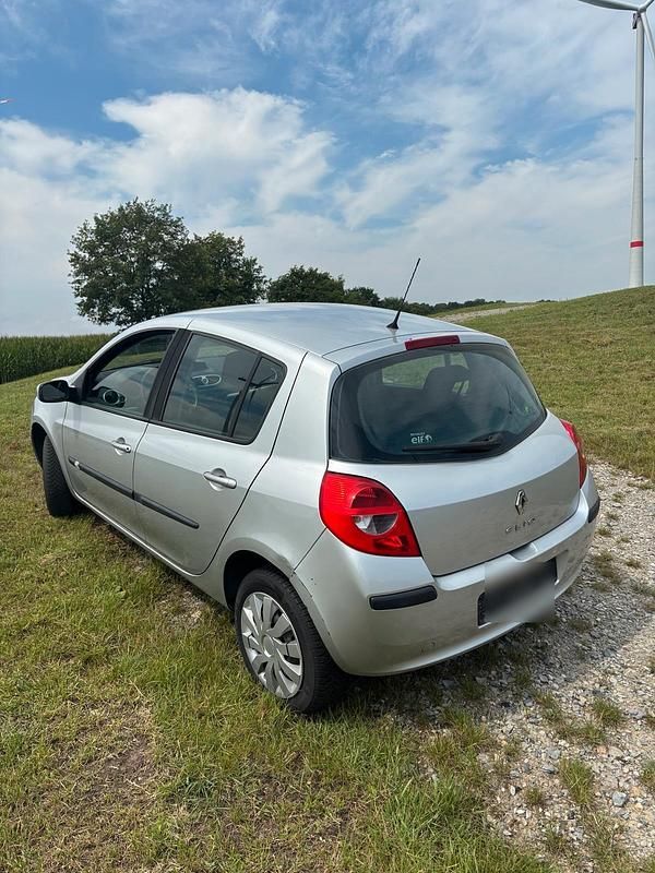 Silber Gebraucht 2008 Renault Clio II Authentique Kleinwagen | 1.500 € - Bild 1/4
