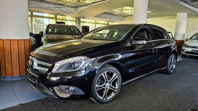 Schwarz Gebraucht 2015 Mercedes A180 Urban Limousine | 13.690 € (Fairer Preis) - Bild 1/4