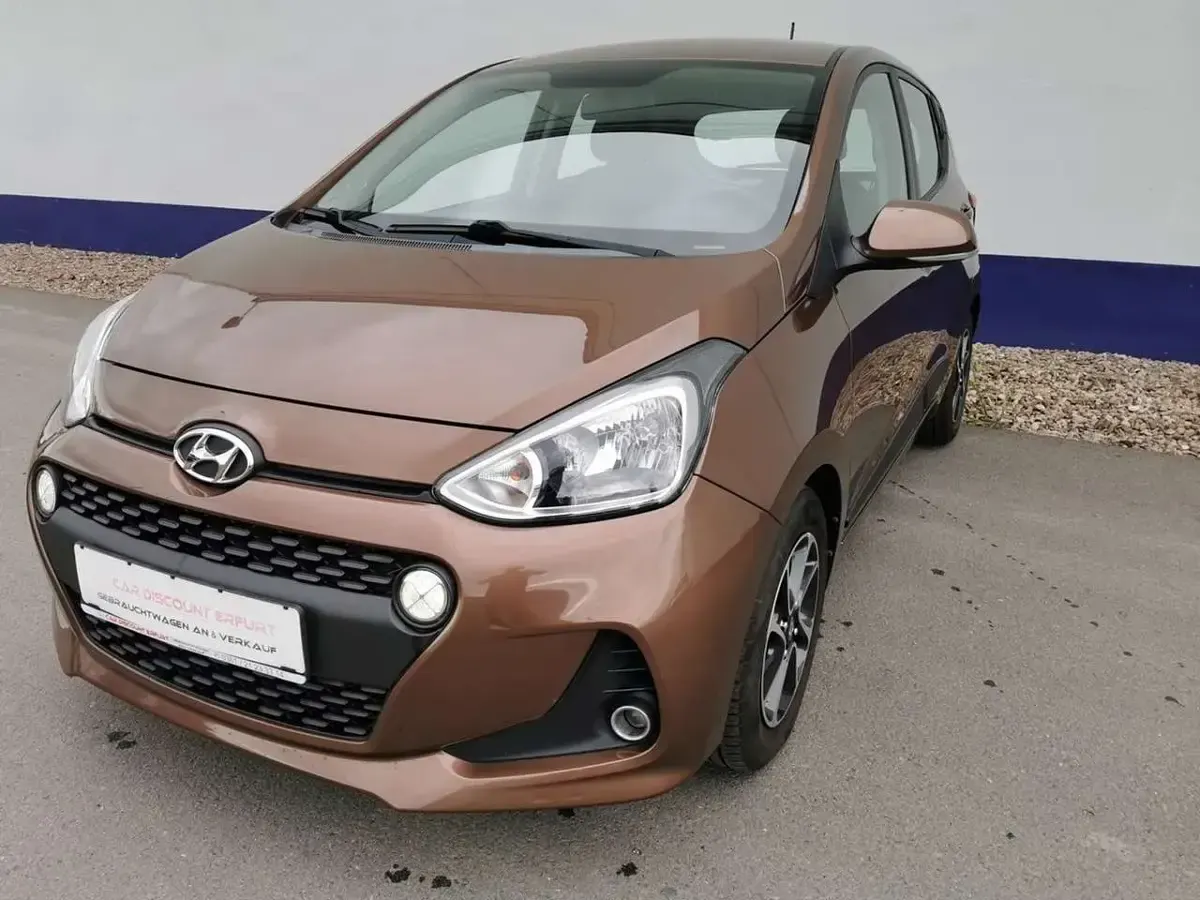 Gebraucht Hyundai i10 87 PS (63 kW) 2017 Cashmere brown / met Kleinwagen