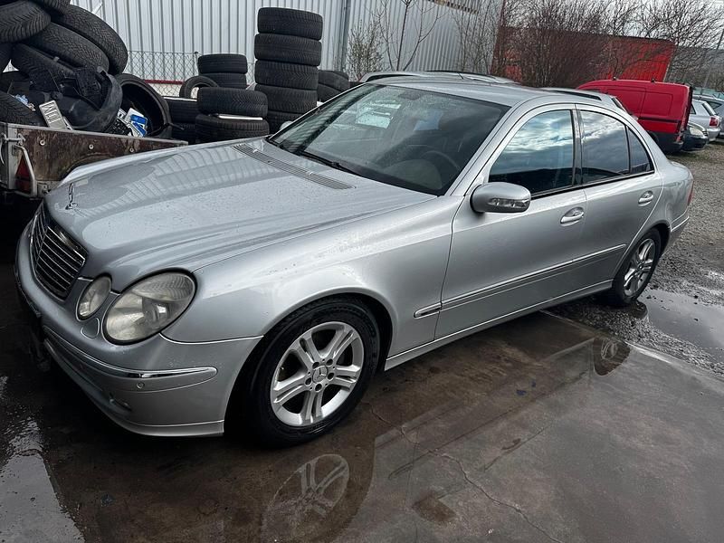 Gebraucht Mercedes E320 Avantgarde 204 PS (150 kW) 2004 Silber Limousine