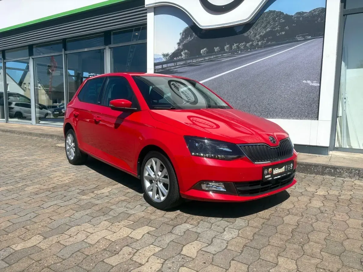 Używany Skoda Fabia Joy 90 KM (66 kW) 2016 Czerwony Sedan/Limuzyna