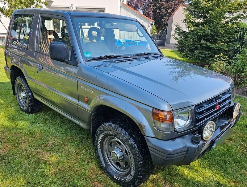 Grau Gebraucht 1999 Mitsubishi Pajero SUV | 5.980 € - Bild 1/4