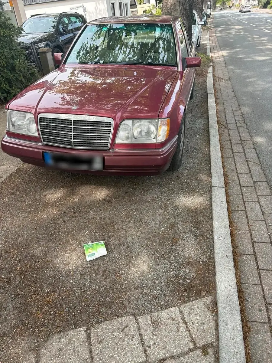 Gebraucht Mercedes E220 150 PS (110 kW) 1993 Rot Limousine