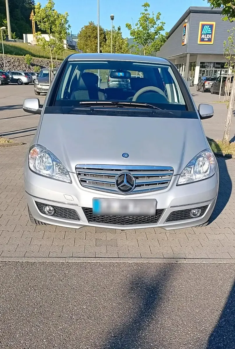 Używany Mercedes A180 116 KM (85 kW) 2012 Srebrny Sedan/Limuzyna