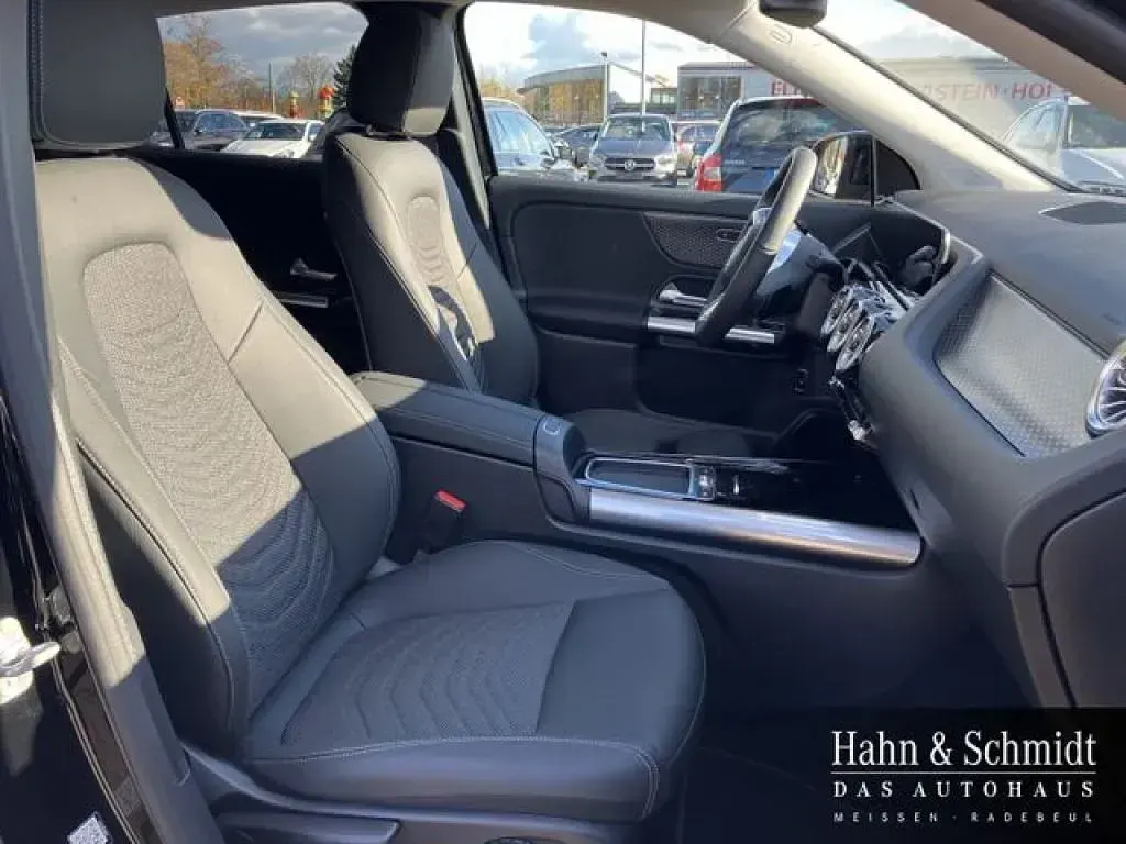 Gebraucht Mercedes GLA200 163 PS (119 kW) 2025 Unilack nachtschwarz SUV