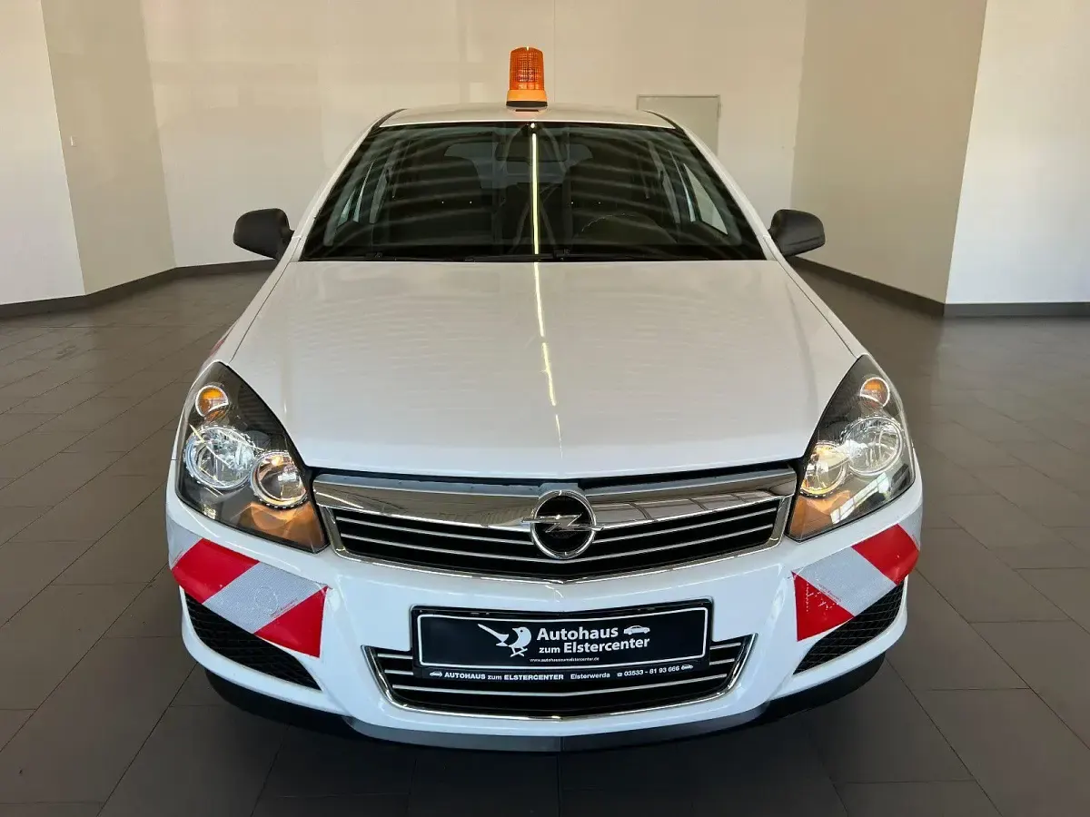 Używany Opel Astra Selection 90 KM (66 kW) 2010 Biały Kombi
