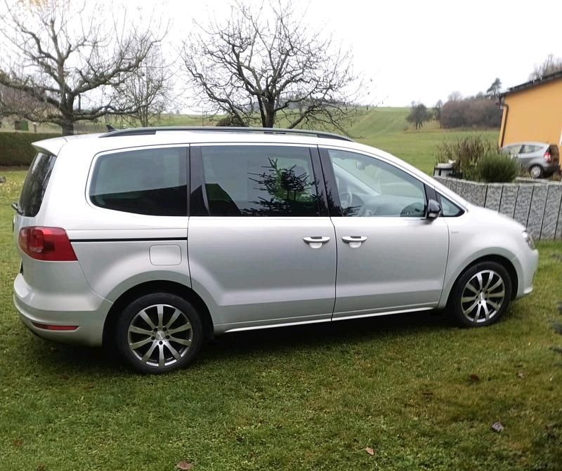 Second-hand VW Sharan 177 CP (130 kW) 2012 Argintiu Monovolum
