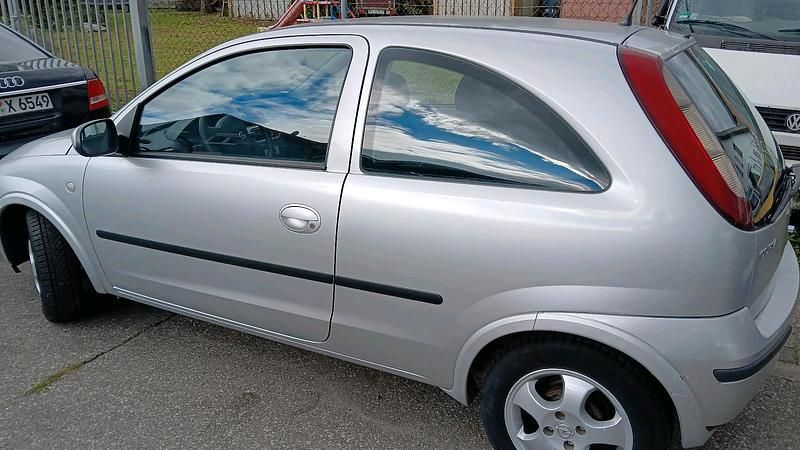 Silber Gebraucht 2005 Opel Corsa Kleinwagen | 750 € (Superpreis) - Bild 1/4