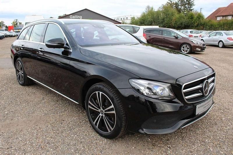 Ung. schwarz unilack Gebraucht 2019 Mercedes E350 Avantgarde Kombi | 23.195 € (Fairer Preis) - Bild 1/4