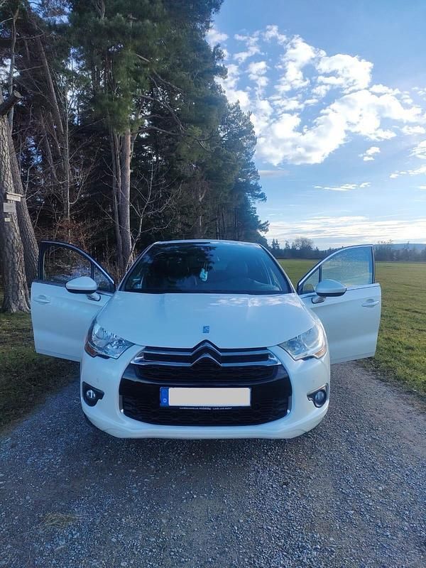Weiß Gebraucht 2011 Citroën DS4 Kleinwagen | 4.450 € (Fairer Preis) - Bild 1/4