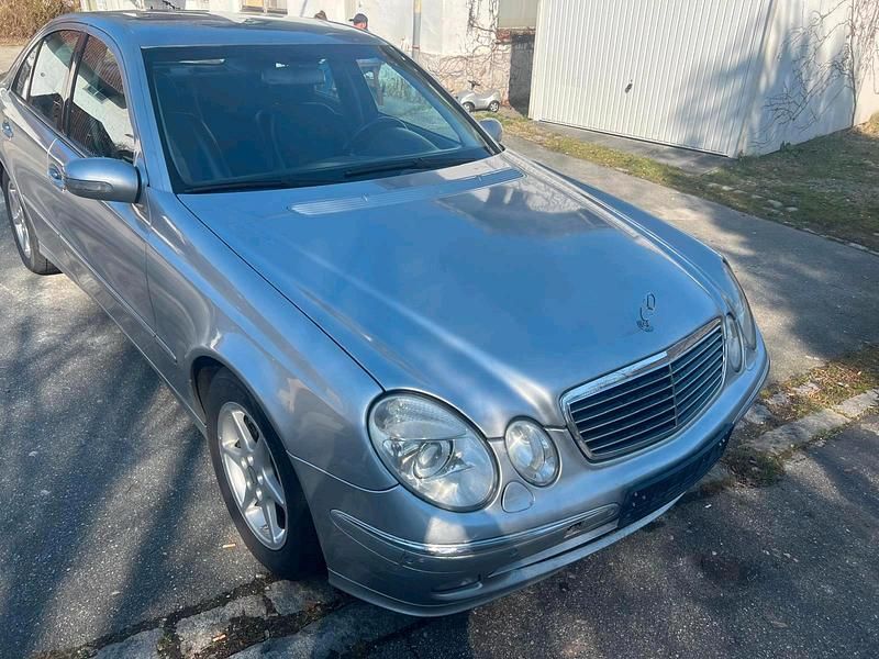 Gebraucht Mercedes E220 Avantgarde 150 PS (110 kW) 2005 Silber Limousine