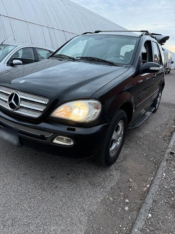 Schwarz Gebraucht 2003 Mercedes ML270 SUV | 3.800 € - Bild 1/4