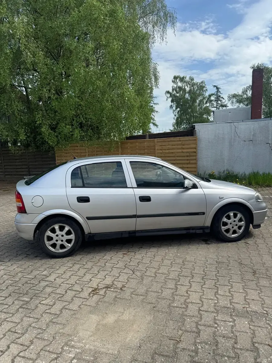 Usado Opel Astra 101 HP (74 kW) 2001 Prateado Sedan