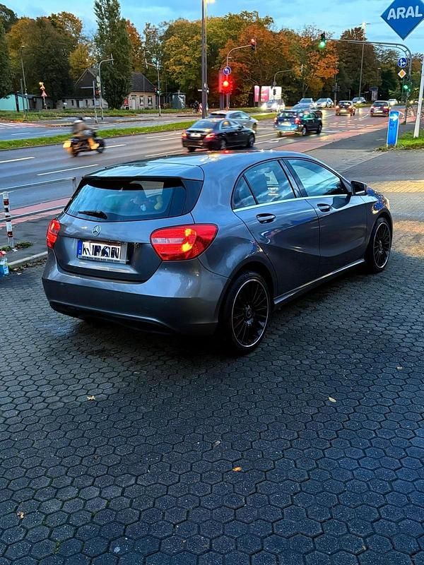 Gebraucht Mercedes A180 122 PS (89 kW) 2013 Grau Limousine