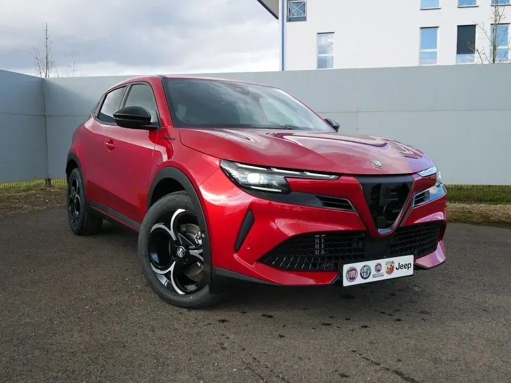 Neu Alfa Romeo Junior Edizione Speciale 145 PS (106 kW) 2026 Rot SUV