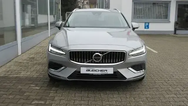 Gebraucht Volvo V60 Plus 335 PS (246 kW) 2023 735 silver dawn Kombi