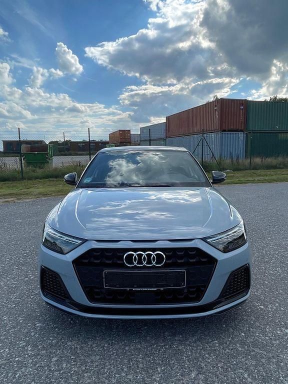 Grau Gebraucht 2022 Audi A1 Sportback Advanced Kleinwagen | 17.500 € (Guter Preis) - Bild 1/4