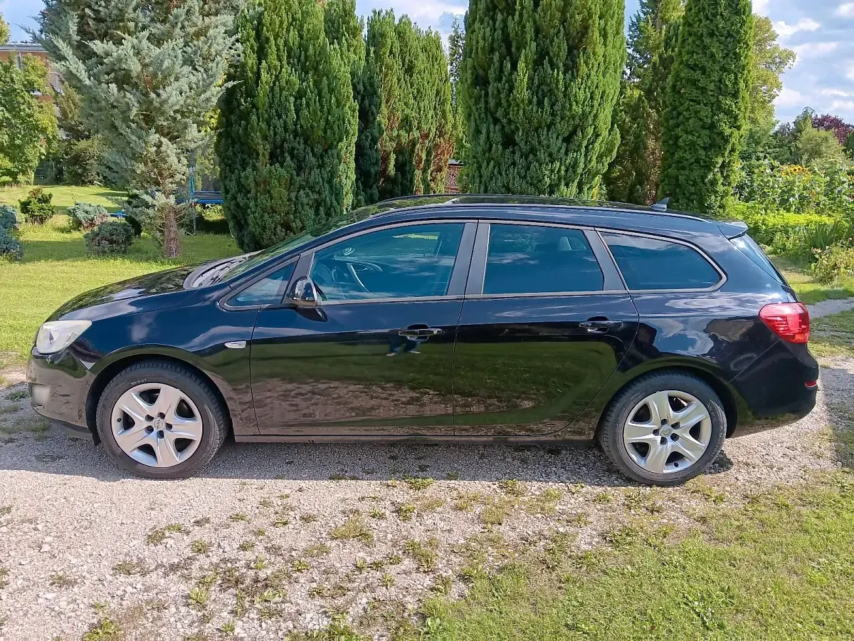 Gebraucht Opel Astra 110 PS (80 kW) 2011 Schwarz Kombi