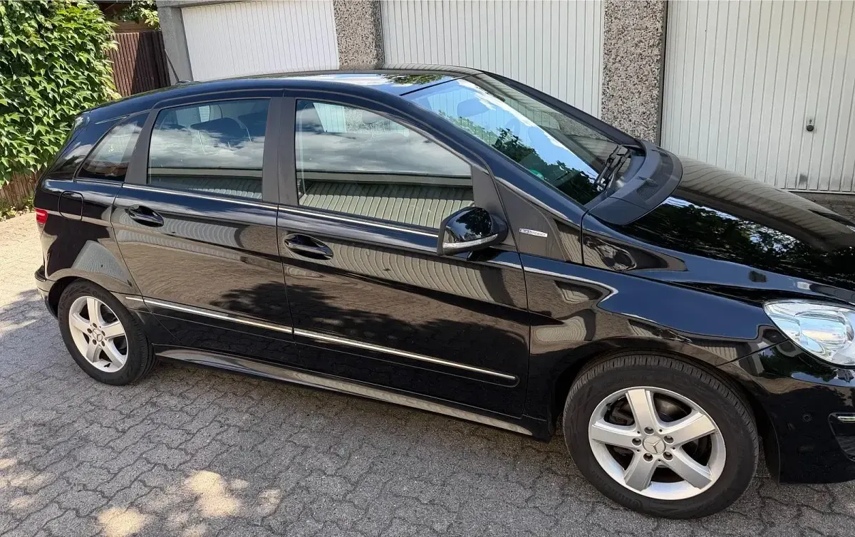 Gebraucht Mercedes B180 116 PS (85 kW) 2011 Schwarz Kleinwagen