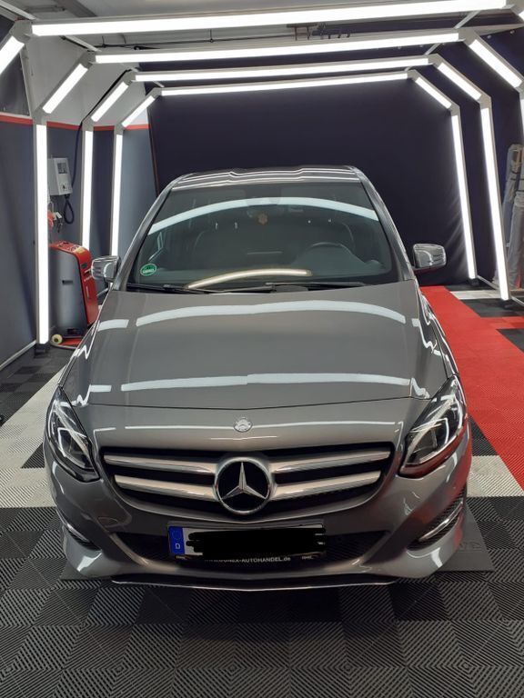 Grau Gebraucht 2016 Mercedes B200 Urban Van / Kleinbus | 13.900 € (Fairer Preis) - Bild 1/4