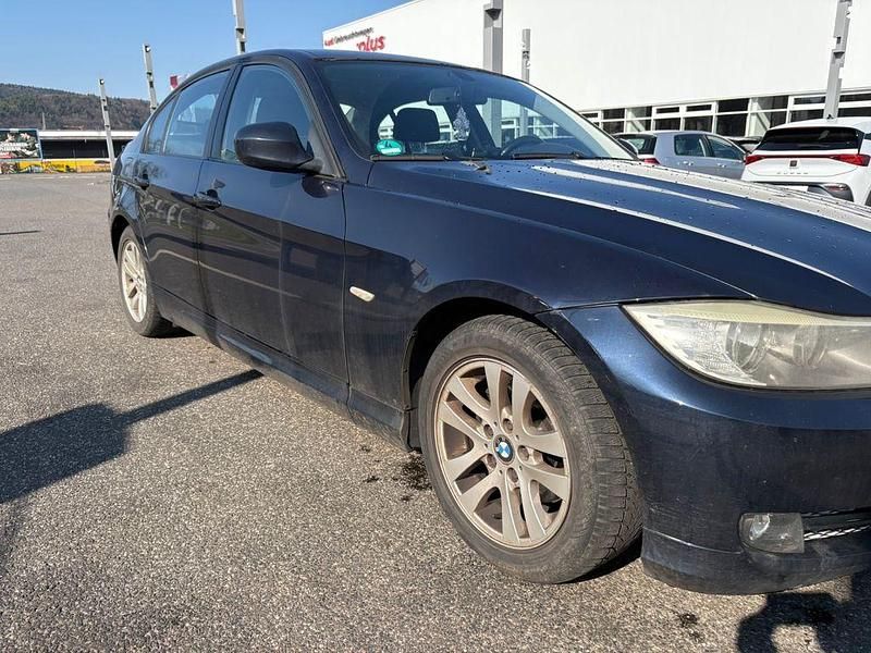 Gebraucht BMW 318 143 PS (105 kW) 2008 Blau Limousine