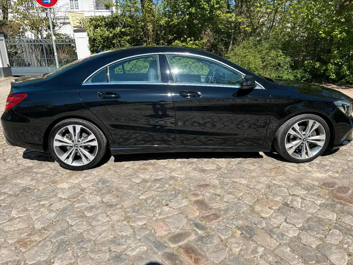 Gebraucht Mercedes CLA180 Urban 122 PS (89 kW) 2018 Schwarz Coupé