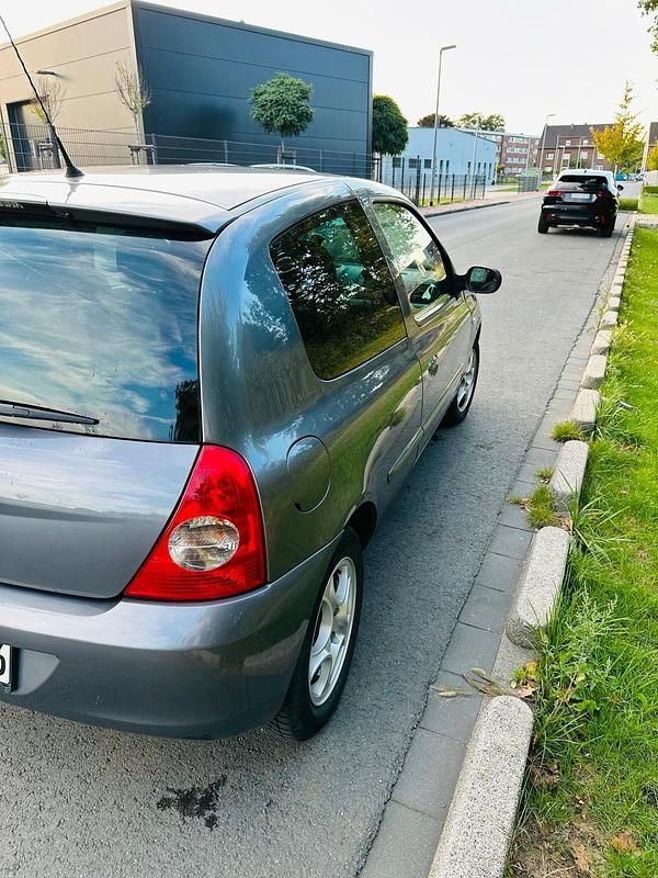 Gebraucht Renault Clio II 58 PS (42 kW) 2009 Grau Kleinwagen