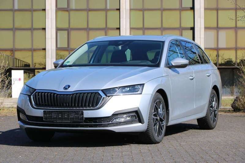 Brilliantsilber metallic Gebraucht 2023 Skoda Octavia Style Kombi | 29.950 € (Teuer) - Bild 1/4