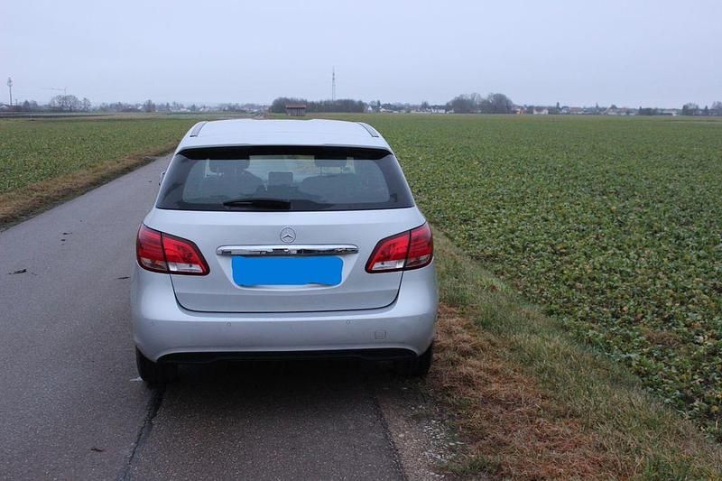 Gebraucht Mercedes B180 122 PS (89 kW) 2015 Silber Van / Kleinbus