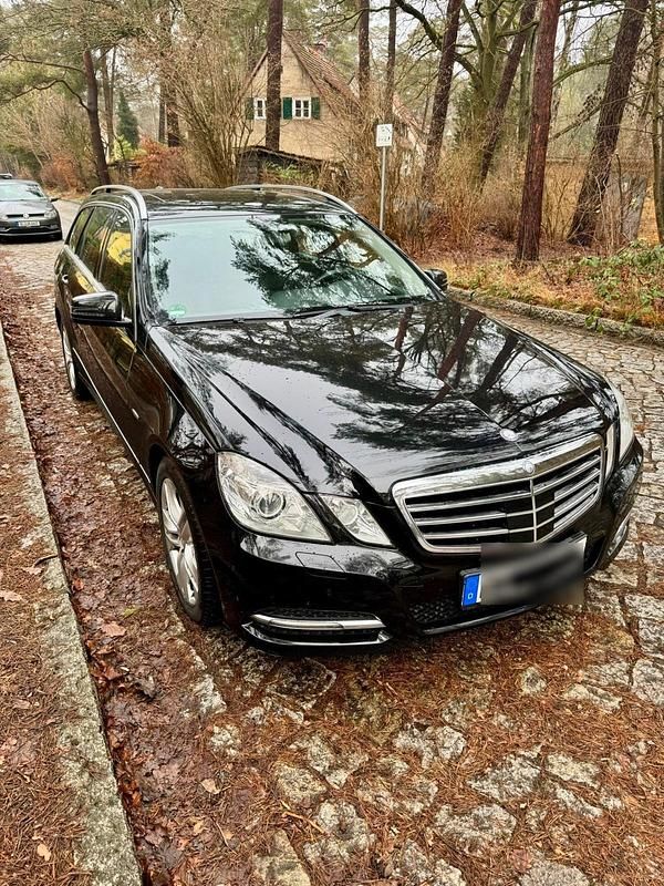 Schwarz Gebraucht 2012 Mercedes E300 Avantgarde Kombi | 9.999 € (Guter Preis) - Bild 1/4