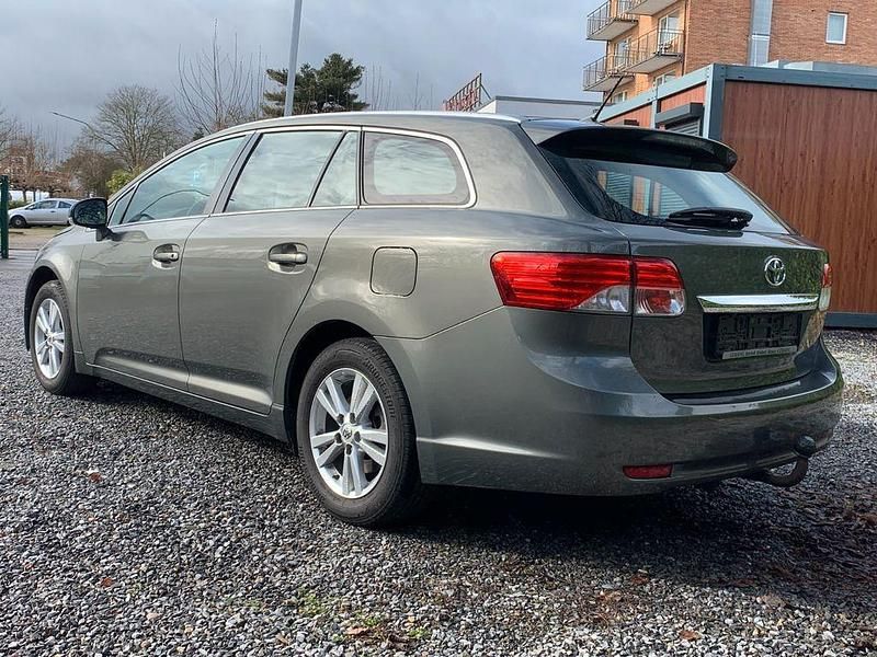 Gebraucht Toyota Avensis Life 124 PS (91 kW) 2013 Olive Kombi