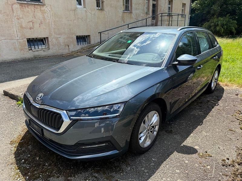Grau Gebraucht 2022 Skoda Octavia SportLine Limousine | 18.000 € - Bild 1/4