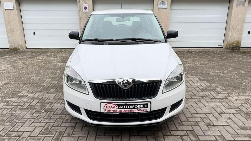 Weiß Gebraucht 2013 Skoda Fabia Cool Edition Limousine | 3.499 € (Guter Preis) - Bild 1/4