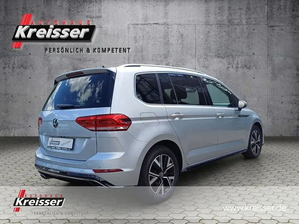 Gebraucht VW Touran Highline 150 PS (110 kW) 2022 Silber Van / Kleinbus