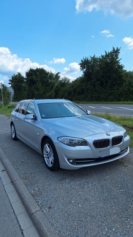 Silber Gebraucht 2011 BMW 520 Sport Line Kombi | 8.999 € (Guter Preis) - Bild 1/4