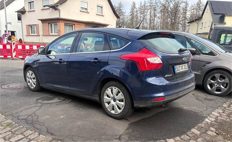 Gebraucht Ford Focus 101 PS (74 kW) 2012 Blau Limousine