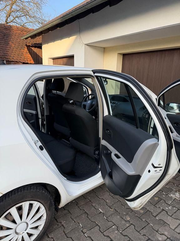 Gebraucht Toyota Yaris 69 PS (50 kW) 2010 Weiß Kleinwagen