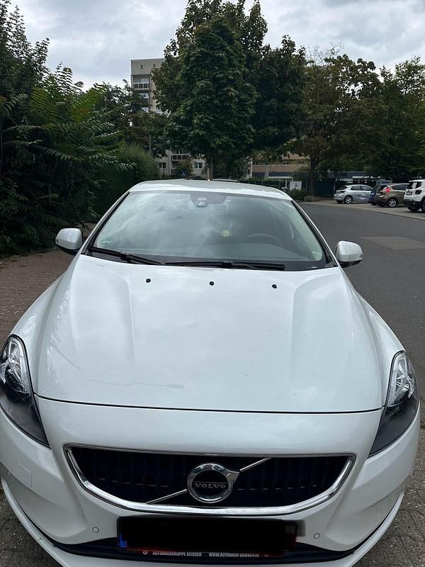 Weiß Gebraucht 2018 Volvo V40 Kombi | 14.500 € (Fairer Preis) - Bild 1/4