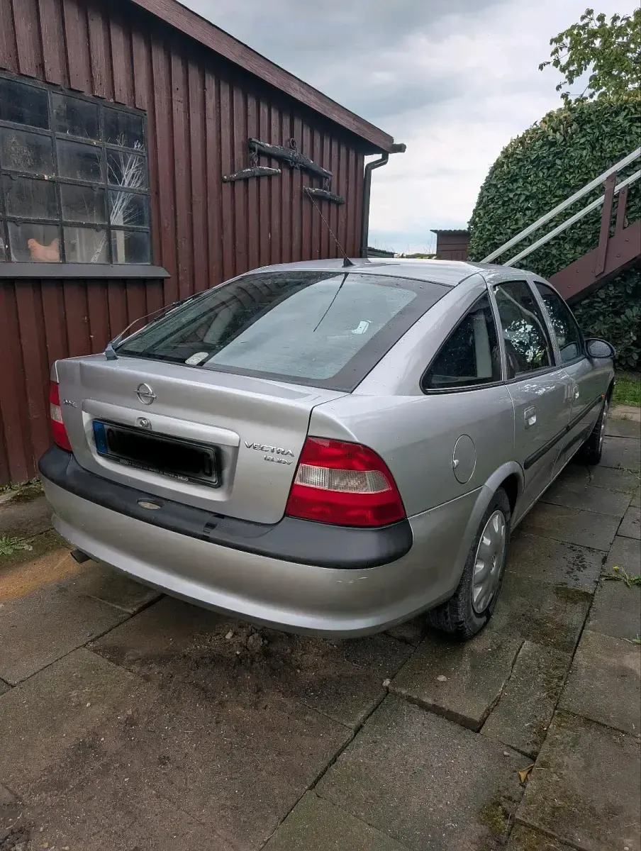 Usata Opel Vectra 116 CV (85 kW) 1997 Argento Berlina