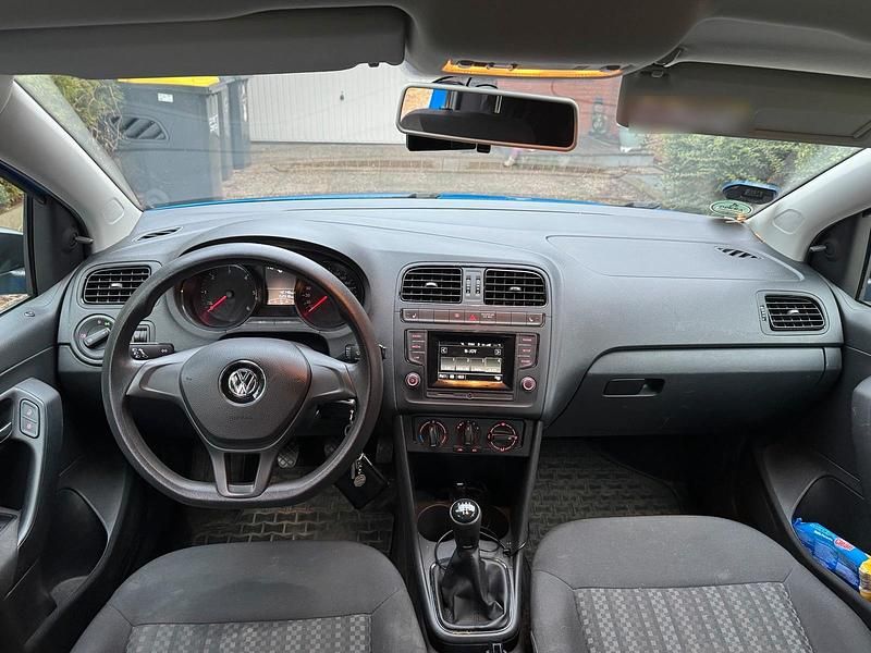 Gebraucht VW Polo Trendline 75 PS (55 kW) 2016 Blau Kleinwagen