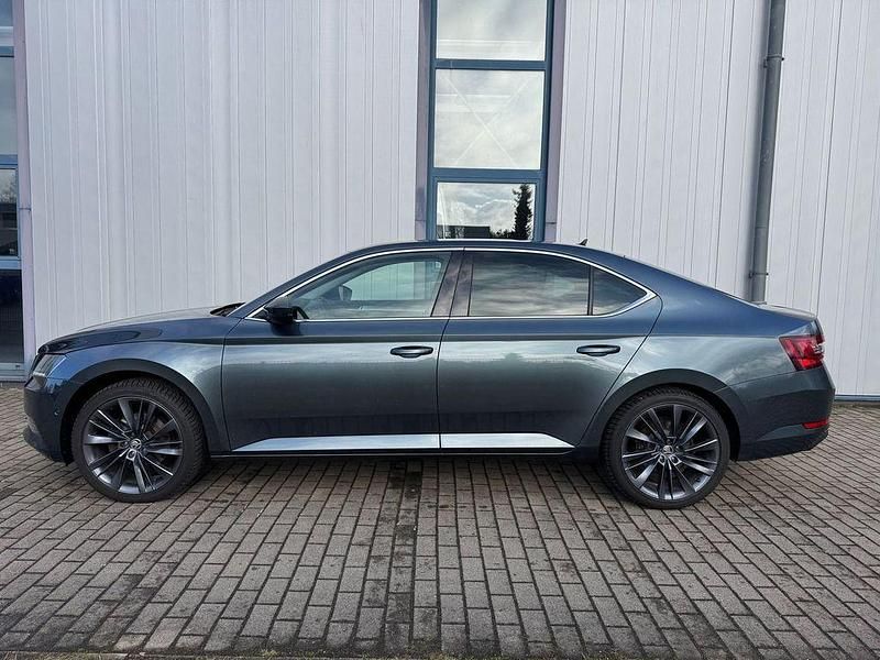 Gebraucht Skoda Superb Style 179 PS (131 kW) 2017 Grau Limousine