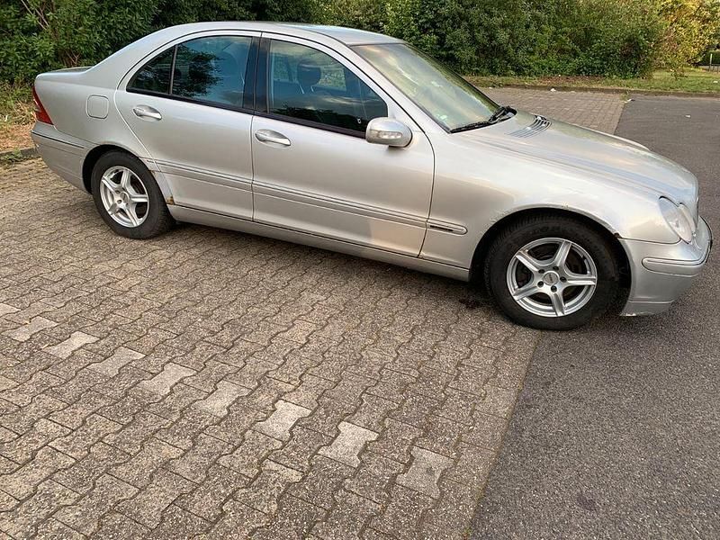 Silber Gebraucht 2002 Mercedes C200 Elegance Limousine | 1.350 € (Superpreis) - Bild 1/4