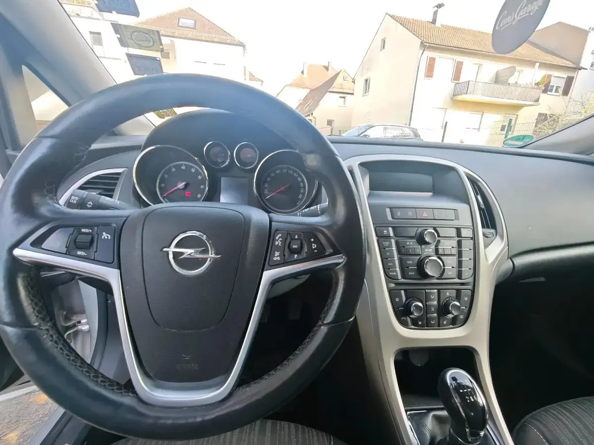 Używany Opel Astra Design Edition 120 KM (88 kW) 2011 Srebrny Sedan/Limuzyna