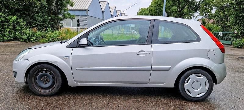 Silber Gebraucht 2007 Ford Fiesta Kleinwagen | 399 € (Superpreis) - Bild 1/4