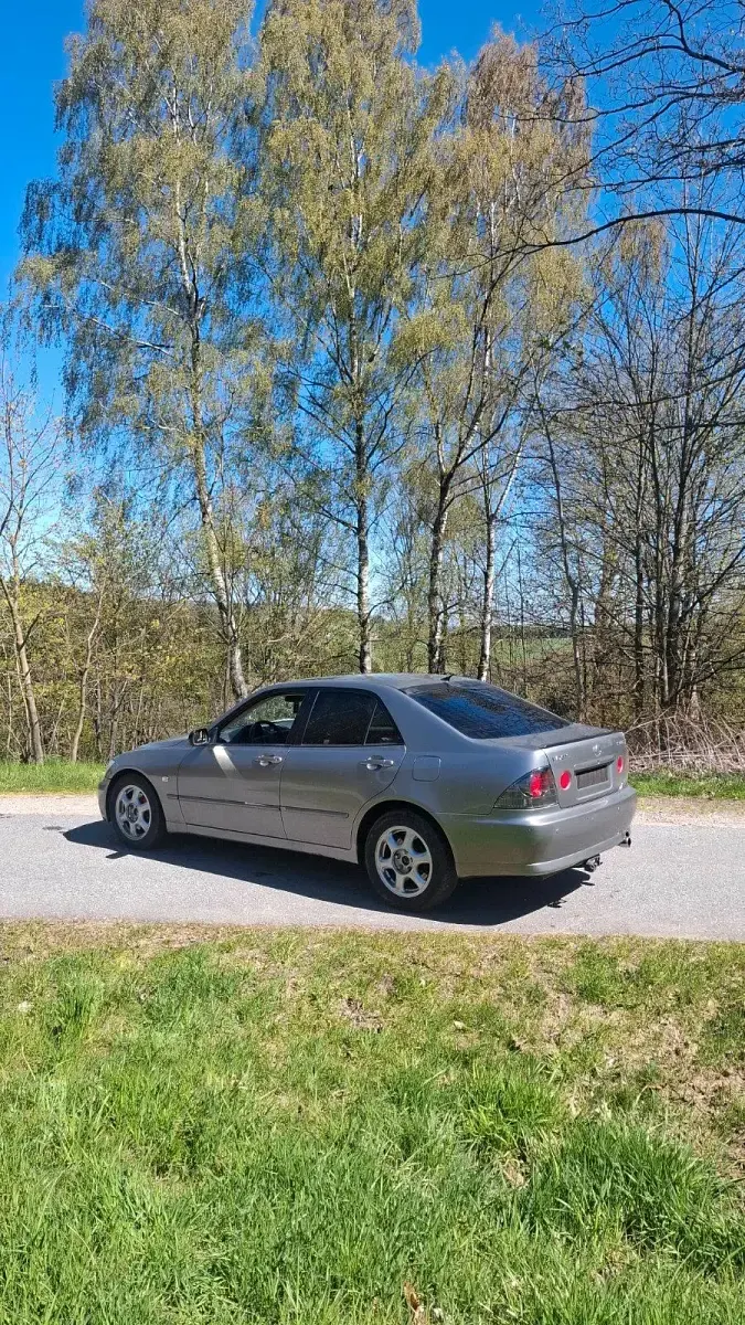Second-hand Lexus IS200 155 CP (114 kW) 2004 Gri Berlinǎ