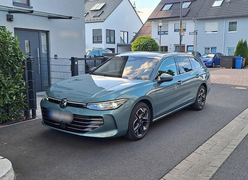Grün Gebraucht 2024 VW Passat Elegance Kombi | 37.000 € (Guter Preis) - Bild 1/4