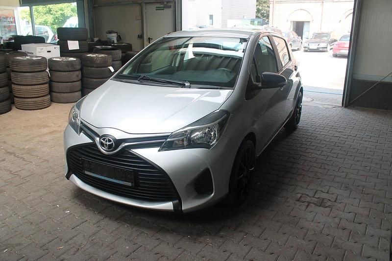 Gebraucht Toyota Yaris 69 PS (50 kW) 2014 Silber Kleinwagen